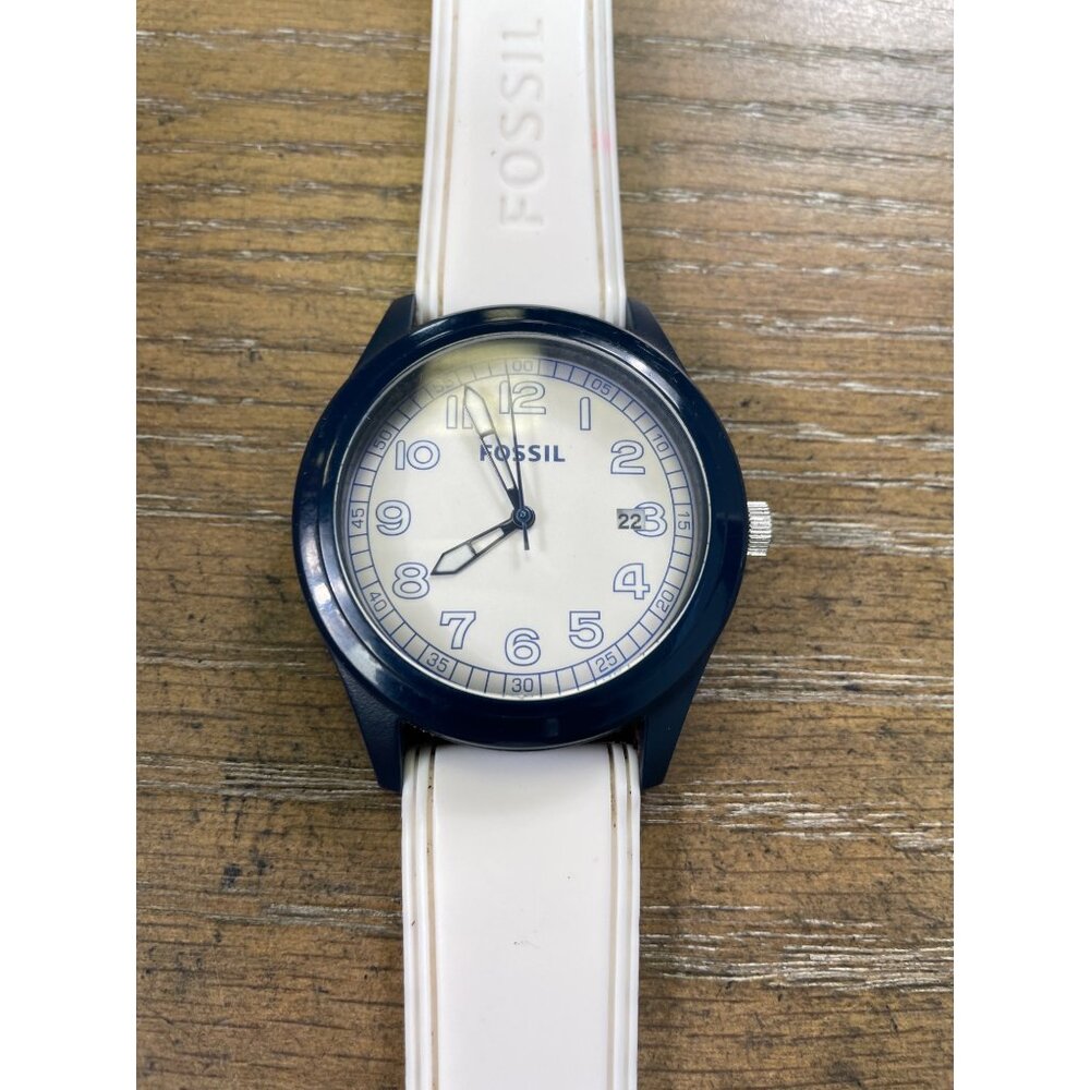 Fossil Mens white black quartz watch in good working condition SKU 8813